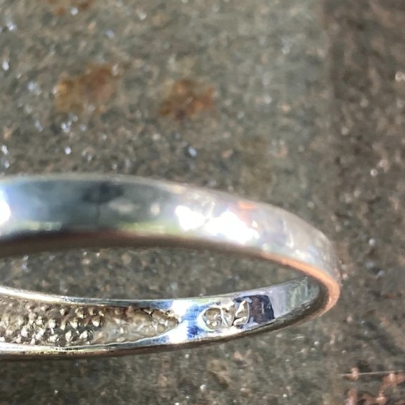 Square onyx on "hugged" sterling silver setting - Picture 7 of 13